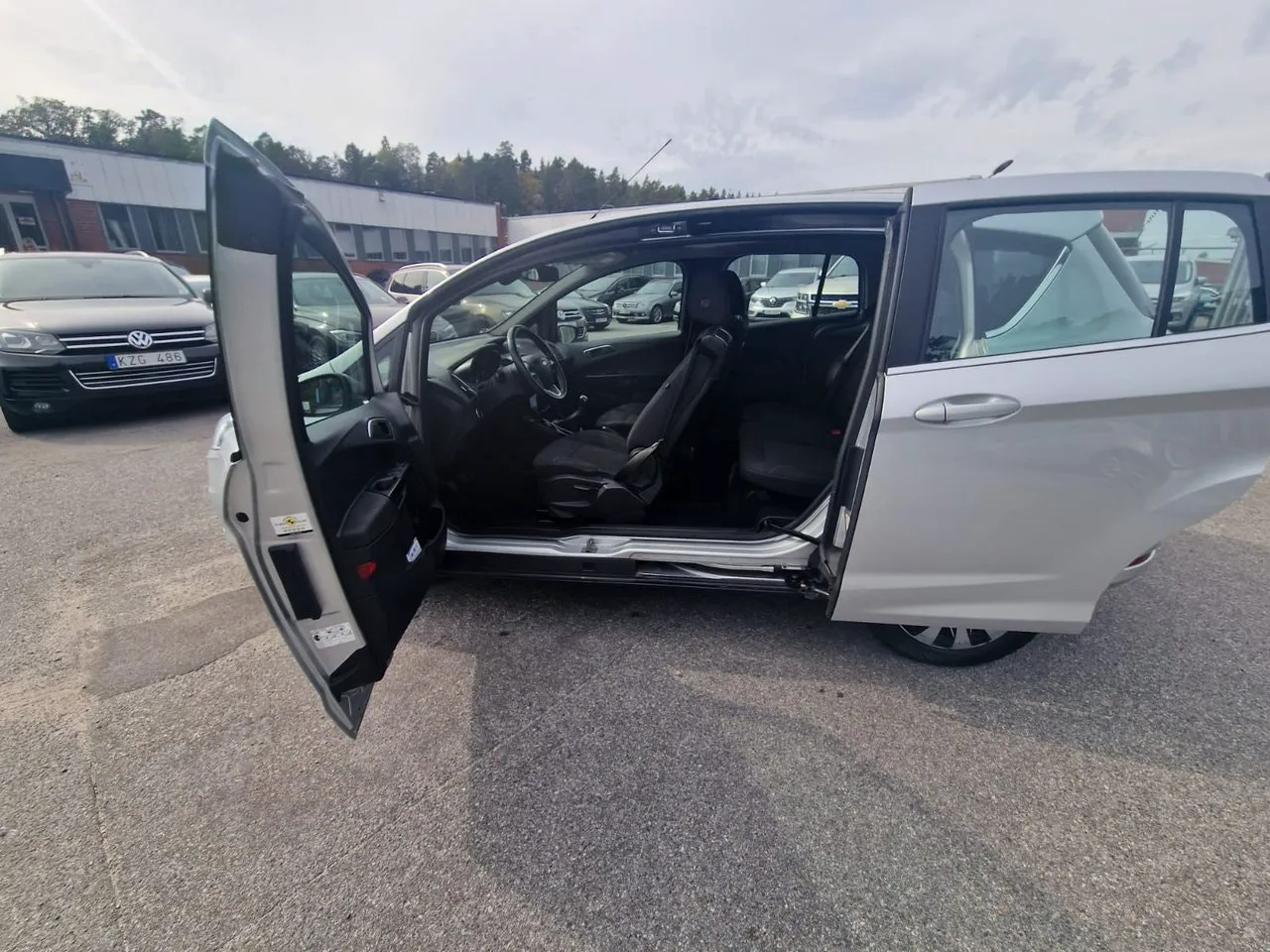 Vehicle image 6