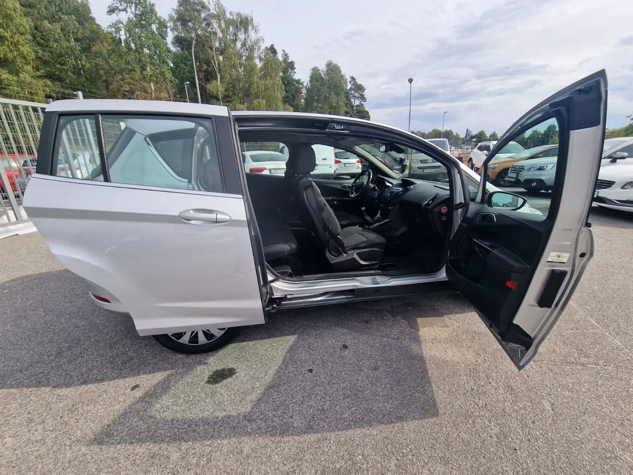 Vehicle image 18