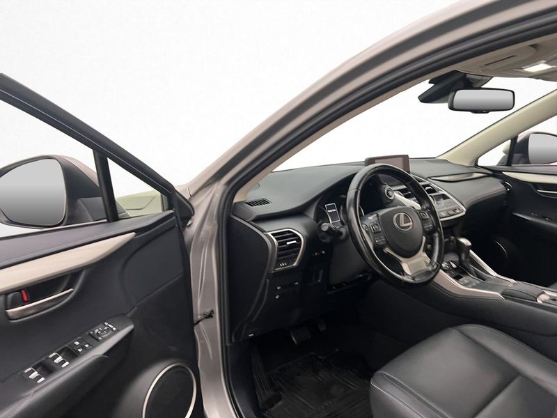 Lexus NX bild 8