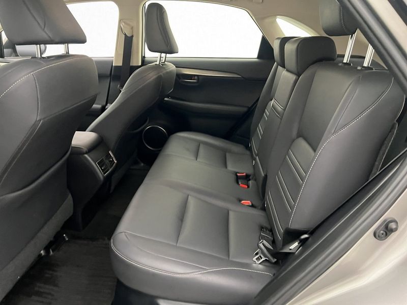 Lexus NX bild 13