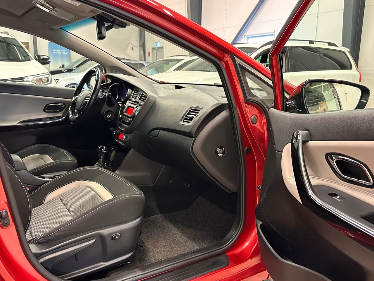 Vehicle image 16