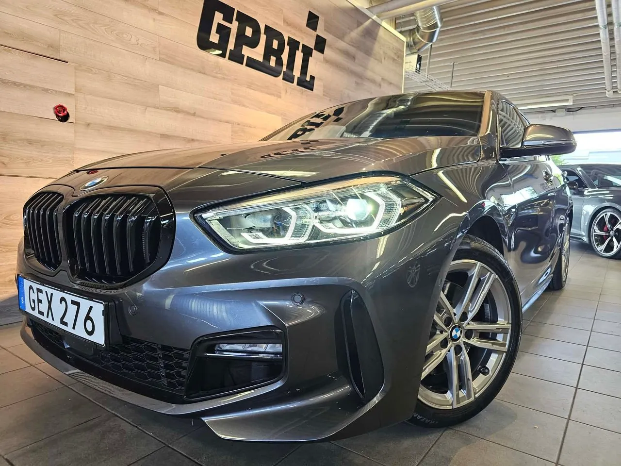 Vehicle image 15