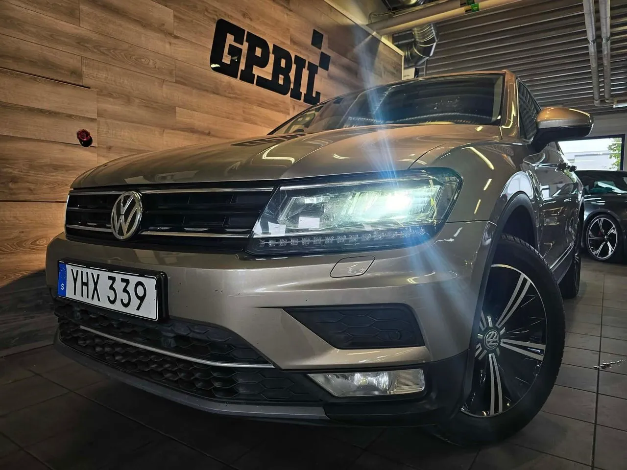 Vehicle image 15