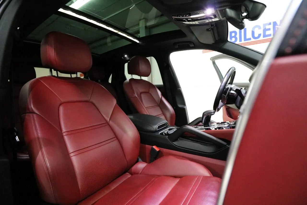 Vehicle image 14