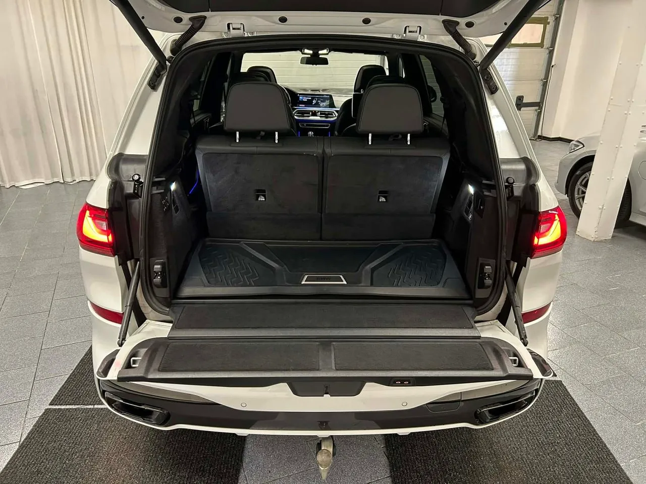 Vehicle image 16