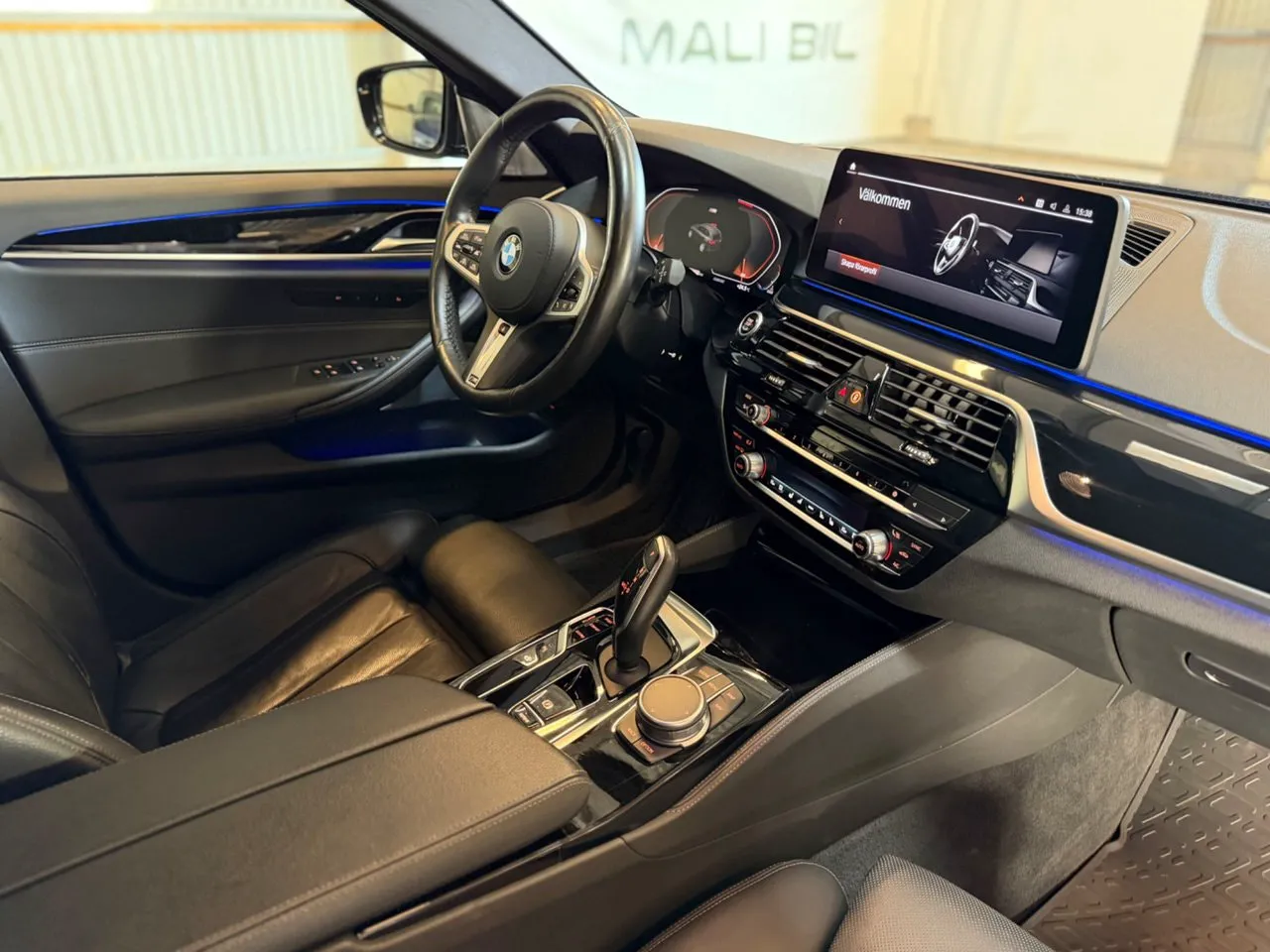 Vehicle image 14