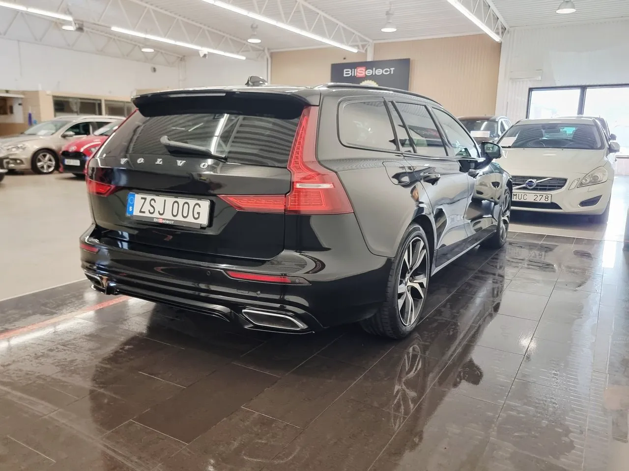Vehicle image 15