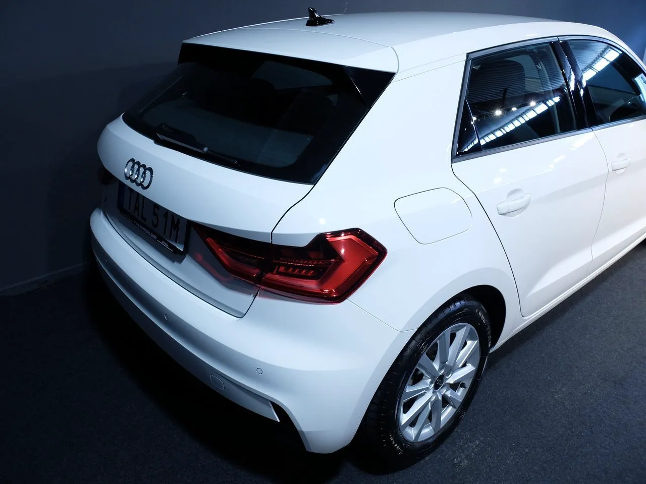 Vehicle image 7