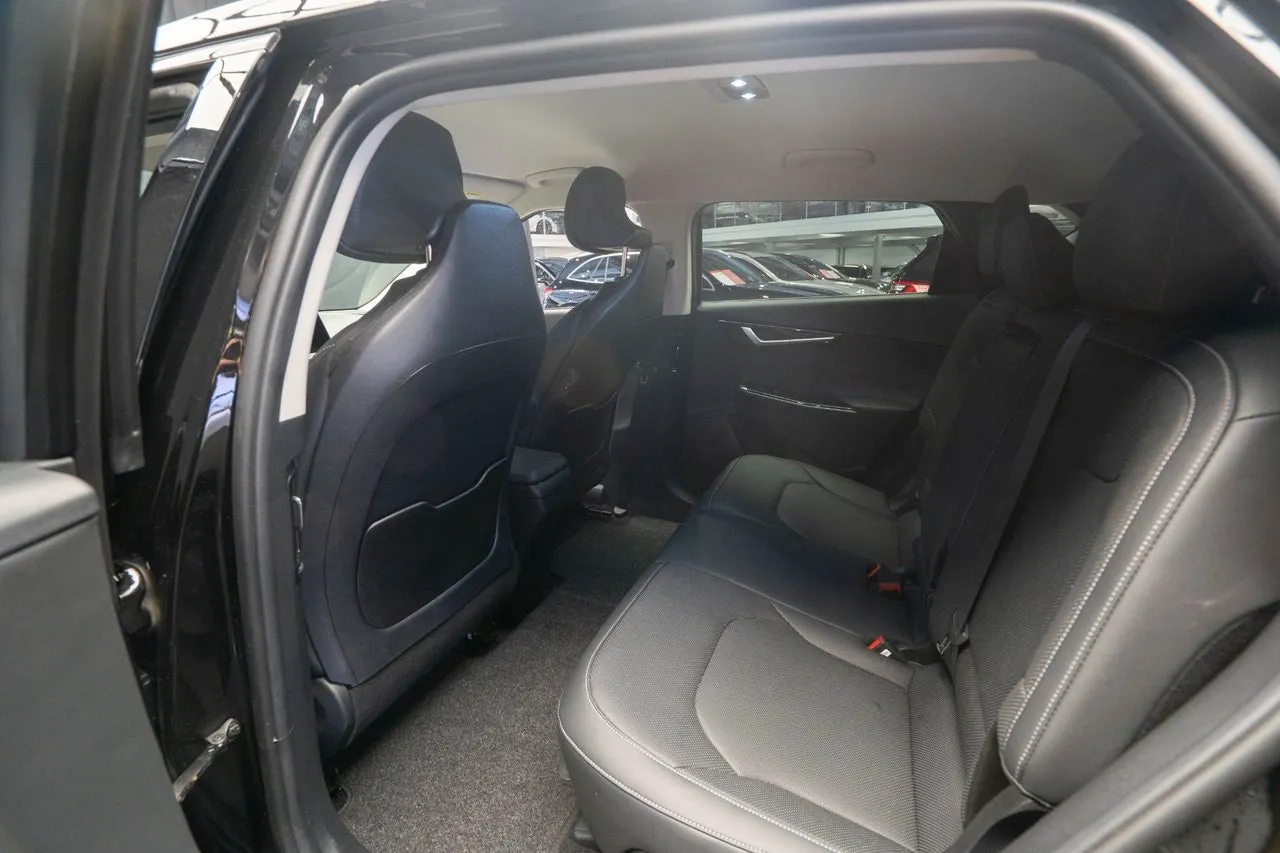 Vehicle image 16