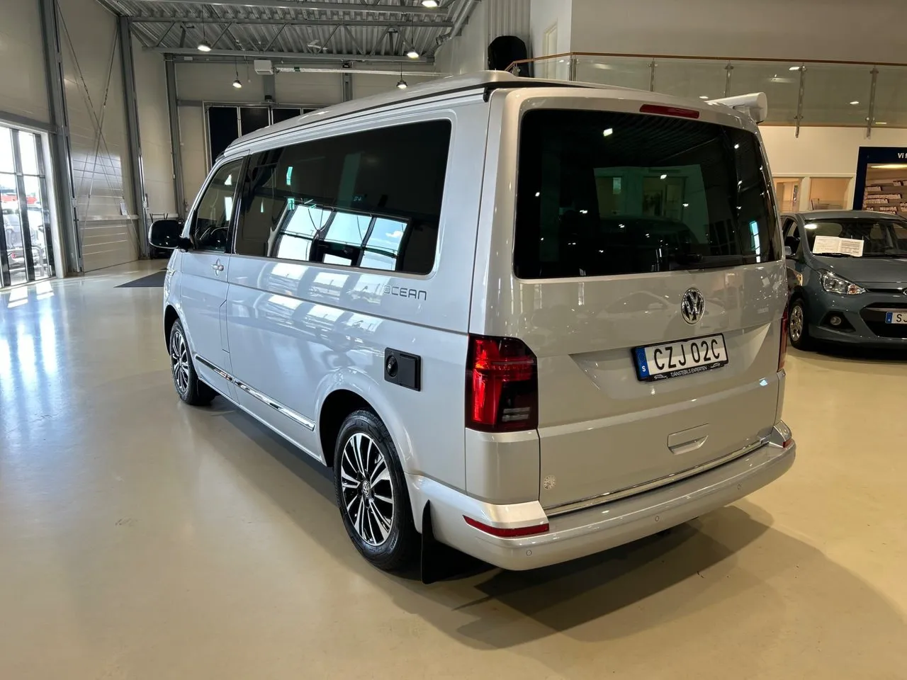 Vehicle image 3