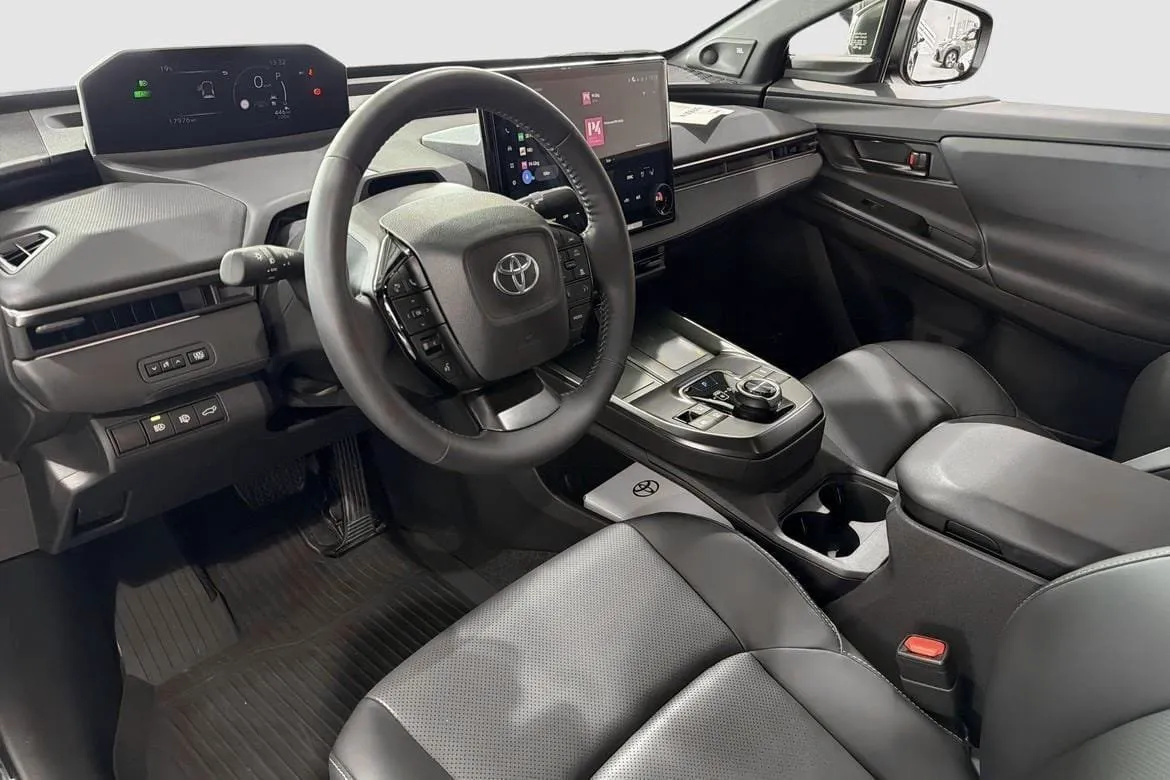 Vehicle image 7