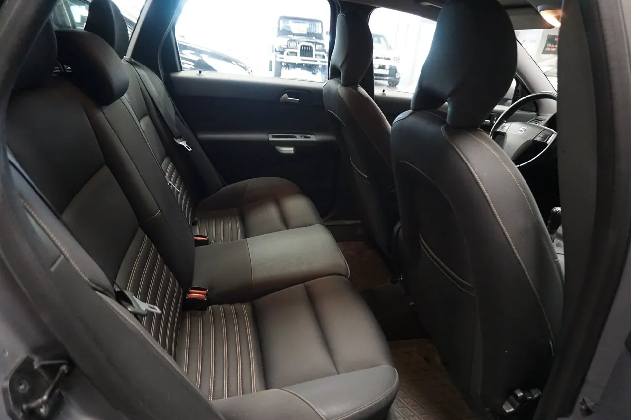 Vehicle image 15