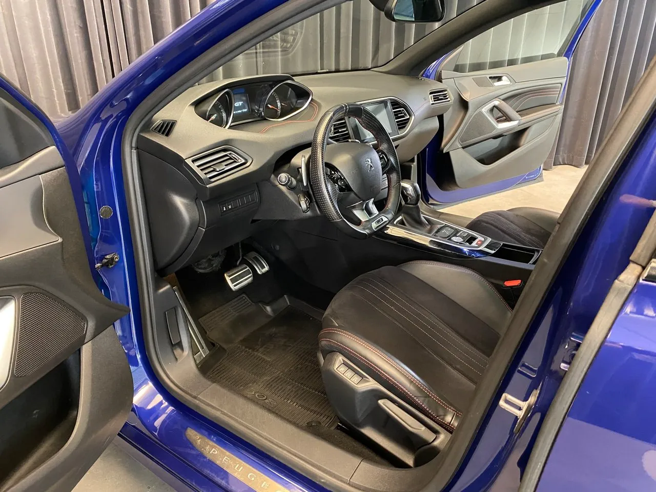 Vehicle image 18