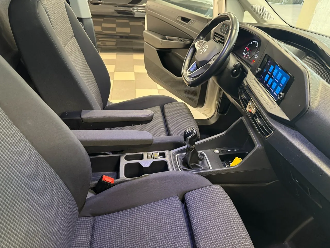 Vehicle image 16