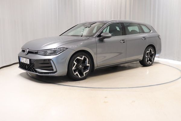 Volkswagen Passat R-Line 1.5 eTSI 150hk Aut Drag Värmare Navi Kamera - 2025