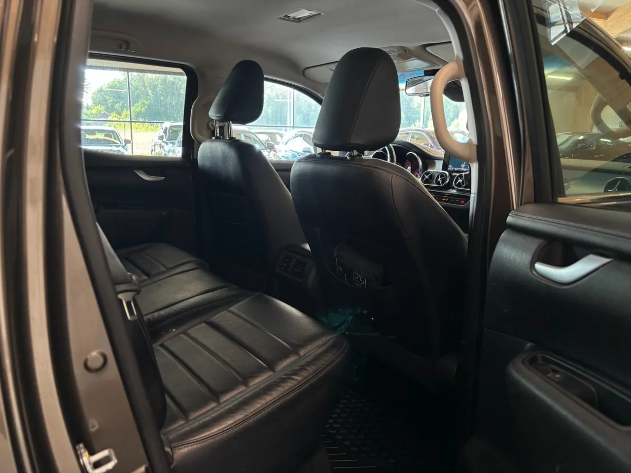 Vehicle image 18
