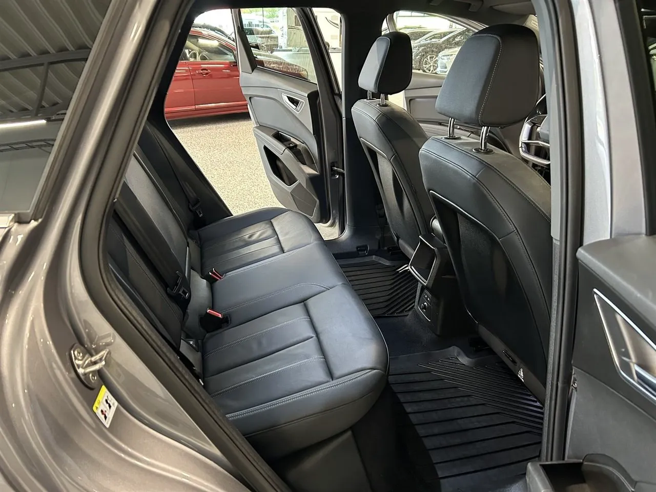 Vehicle image 18