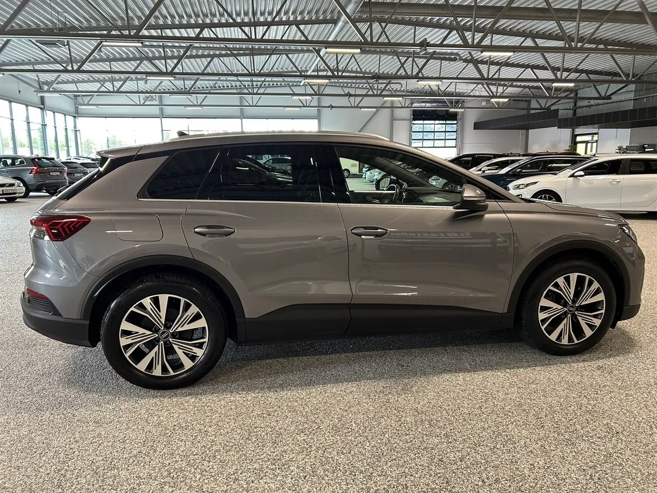 Vehicle image 6