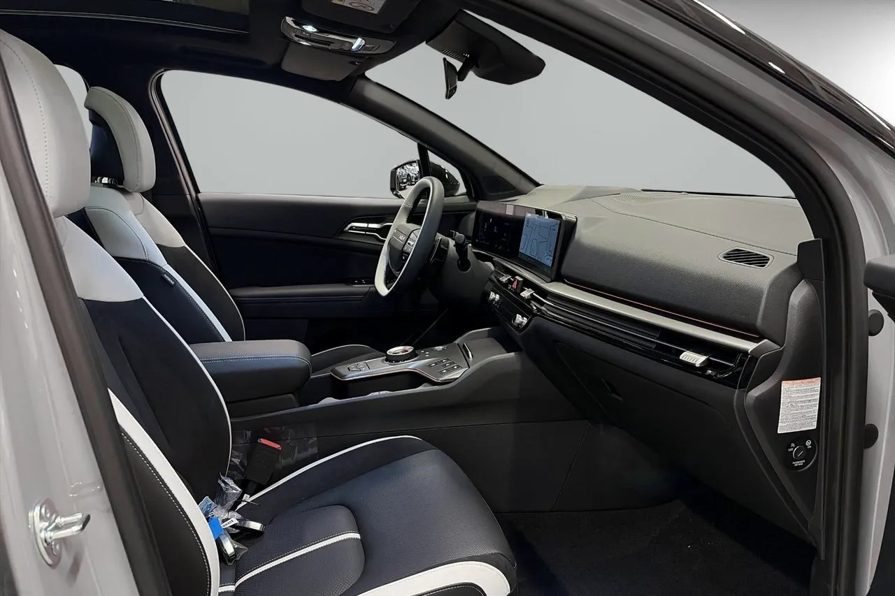 Vehicle image 16