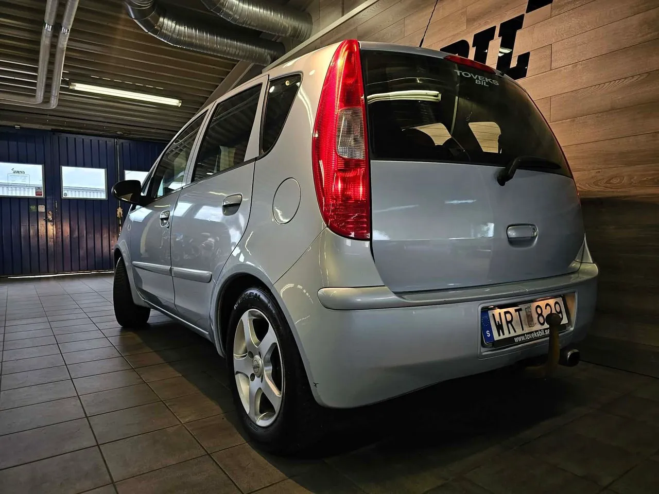 Vehicle image 12