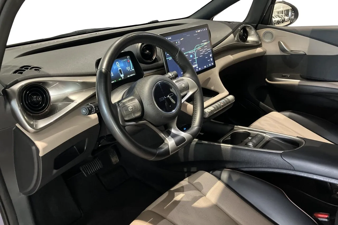 Vehicle image 18