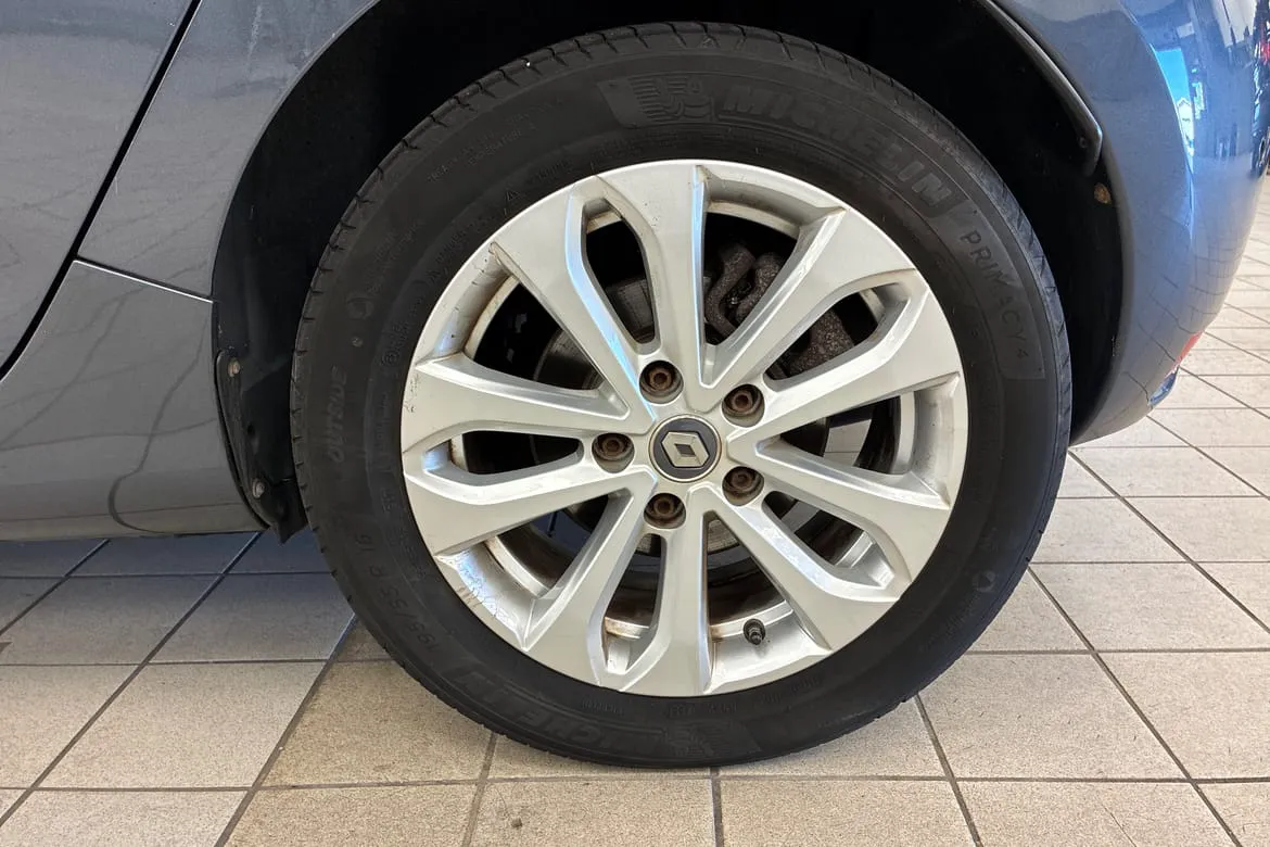 Vehicle image 16