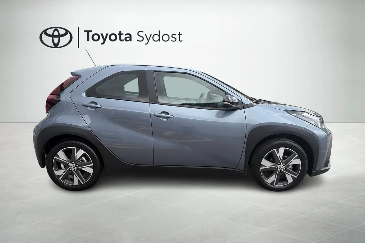 Vehicle image 10