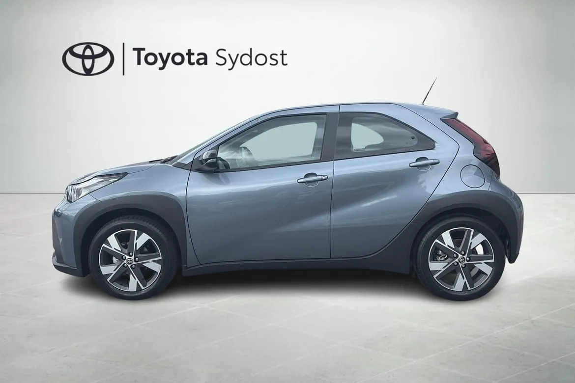 Vehicle image 3