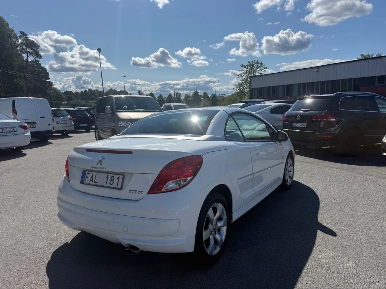 Vehicle image 16