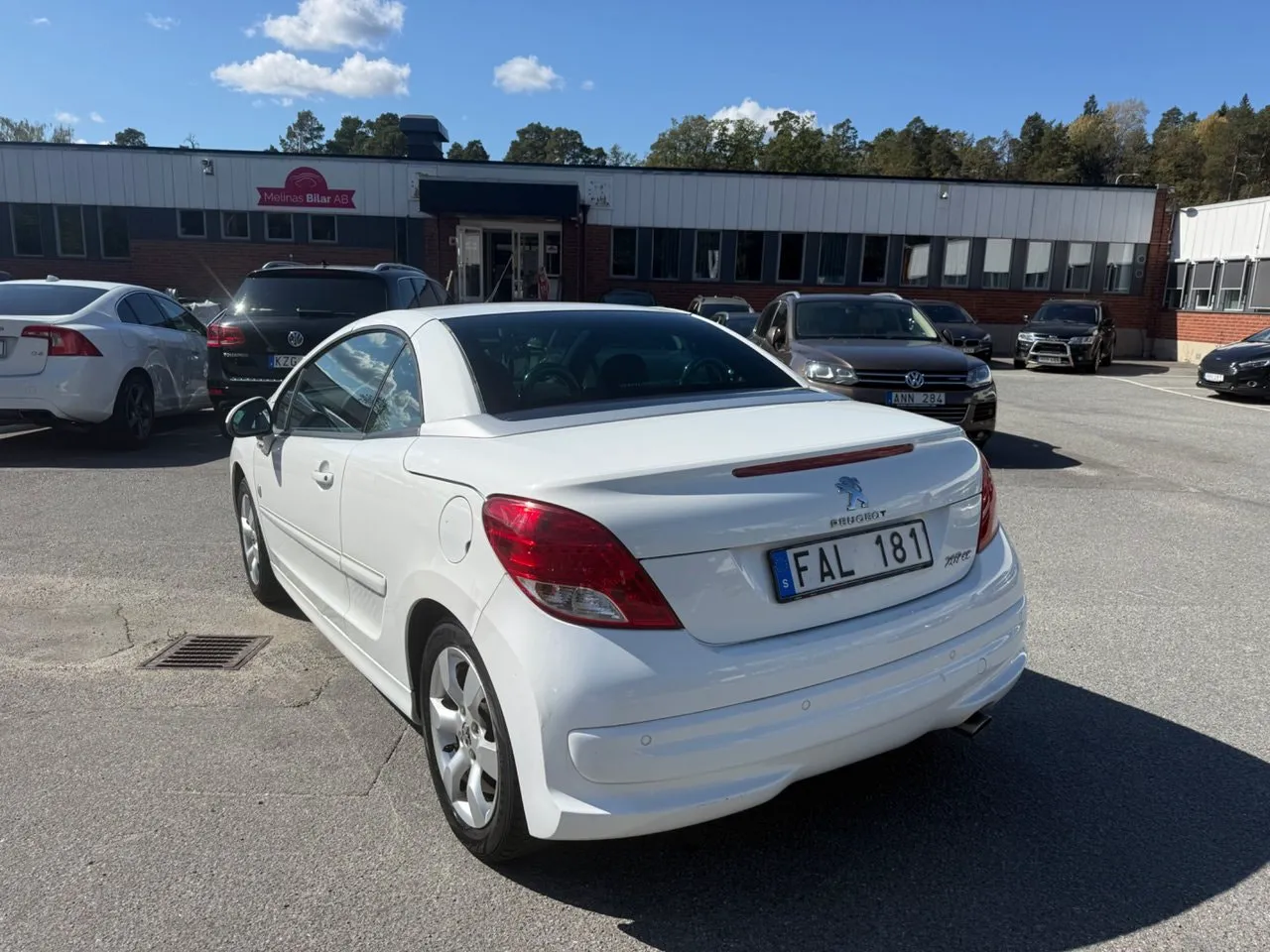 Vehicle image 15