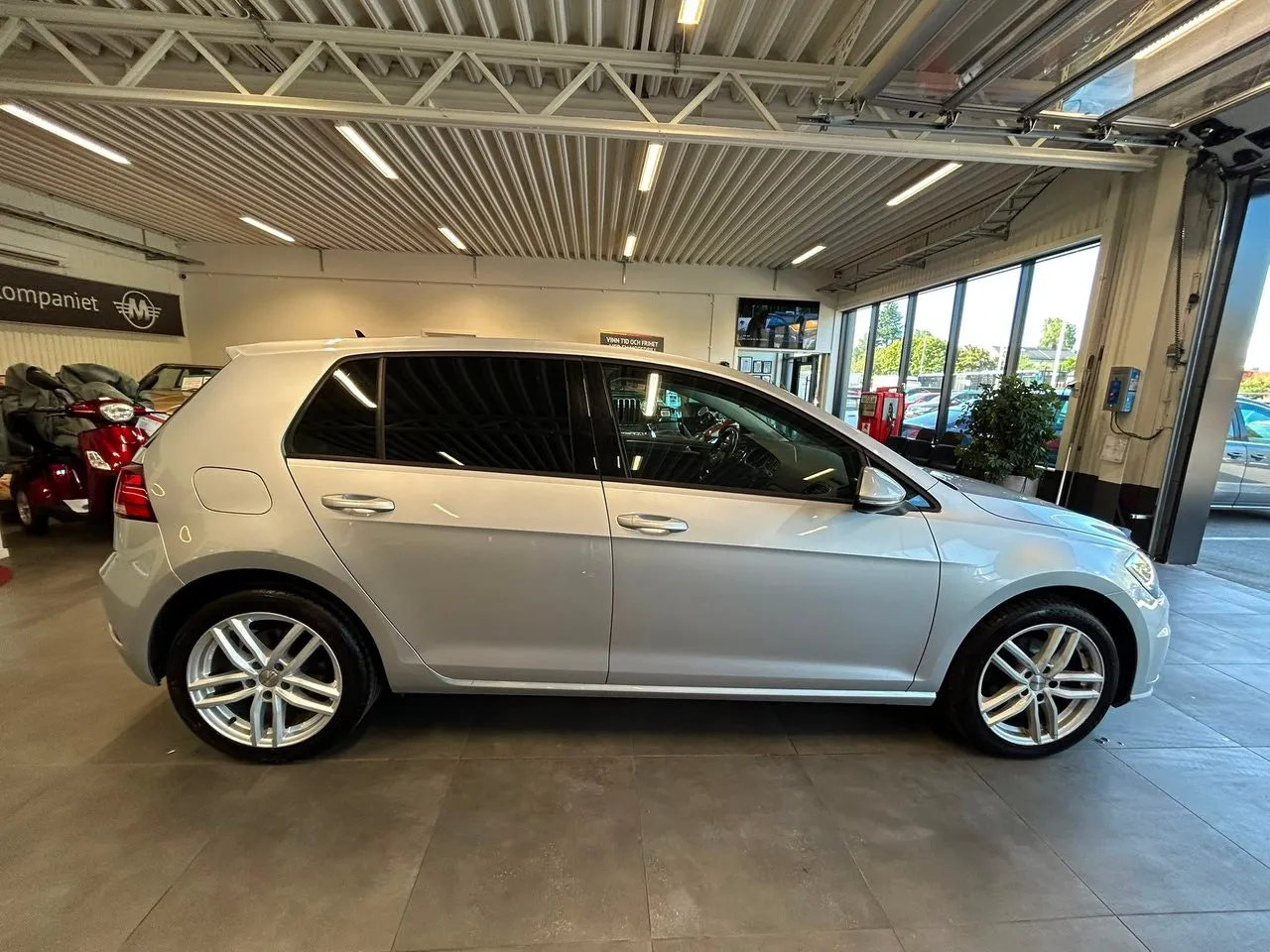 Vehicle image 8