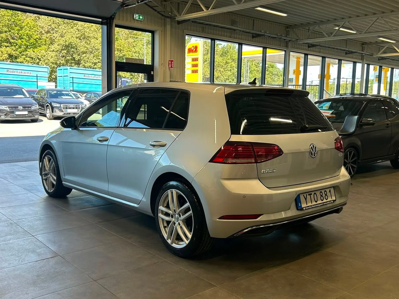 Vehicle image 4