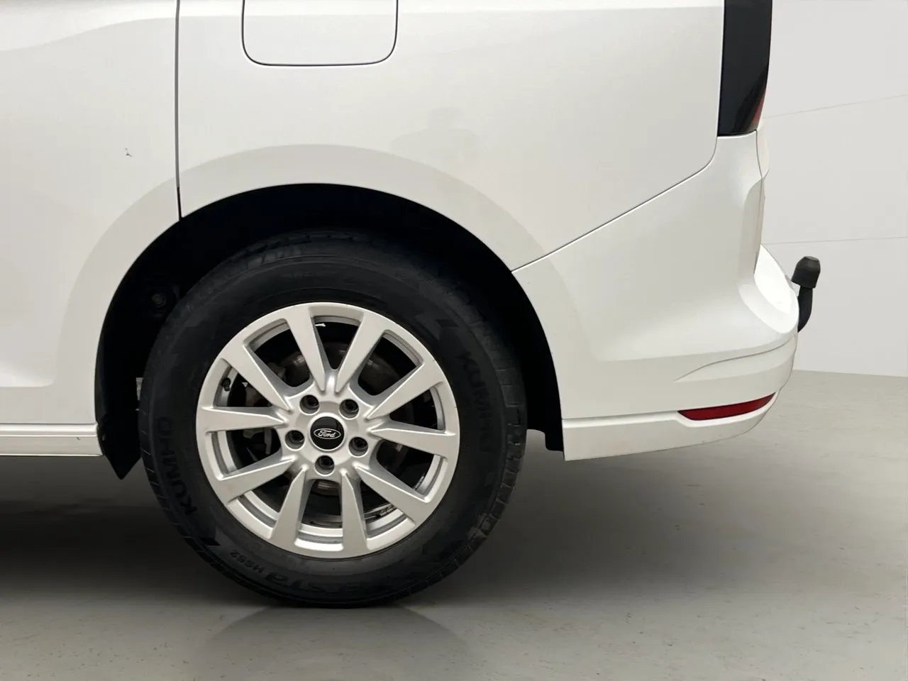 Vehicle image 32