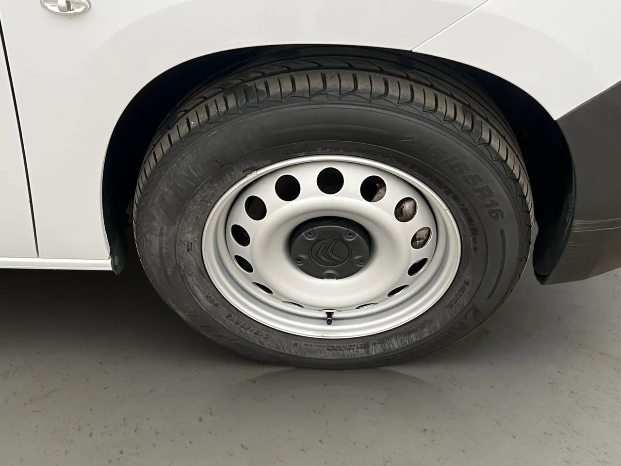 Vehicle image 32