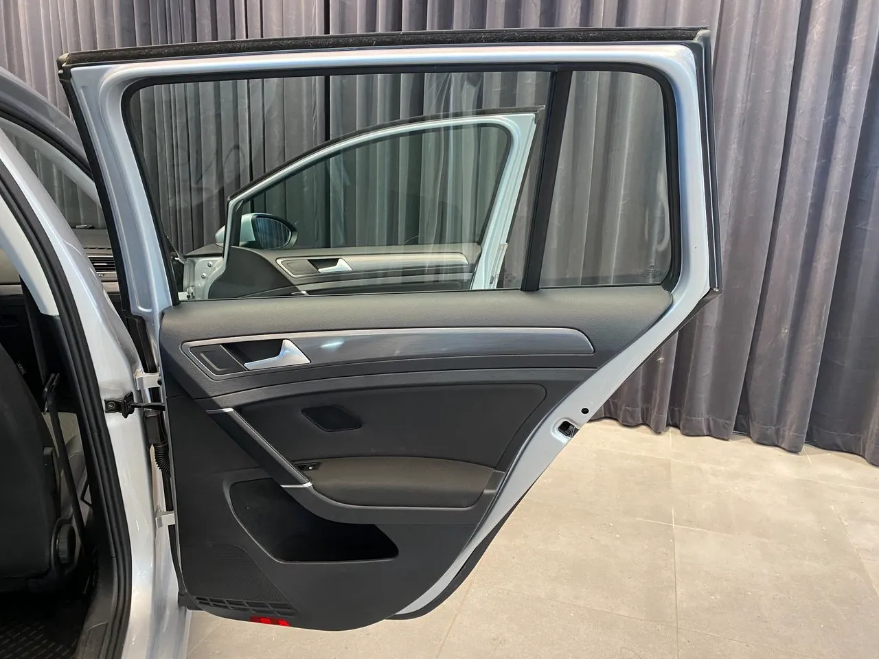 Vehicle image 34