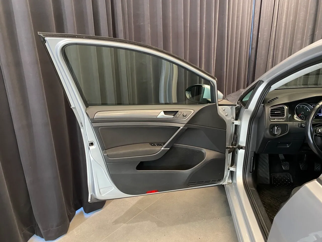 Vehicle image 28