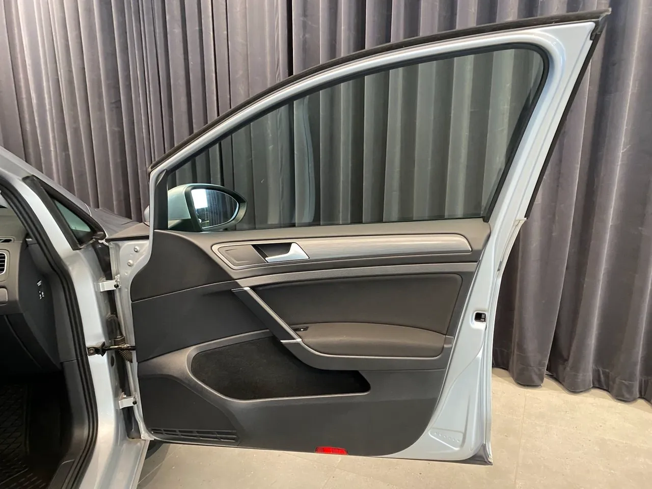 Vehicle image 32