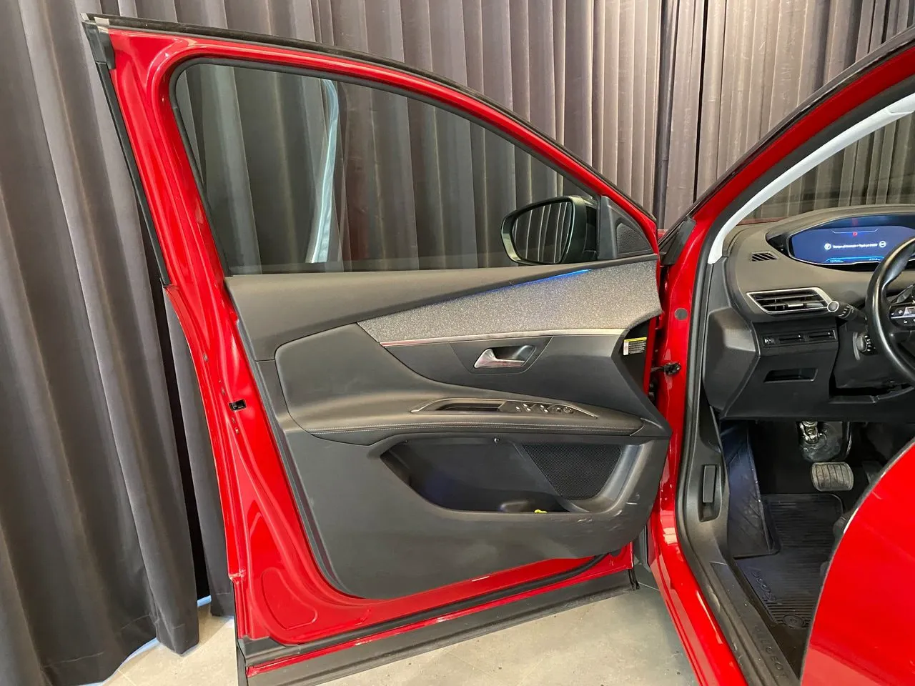 Vehicle image 32