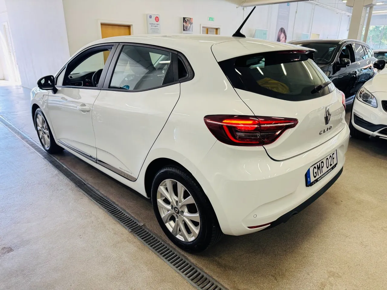 Vehicle image 15