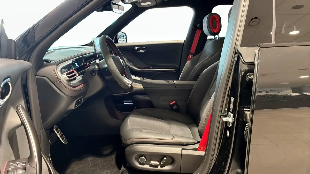 Vehicle image 16