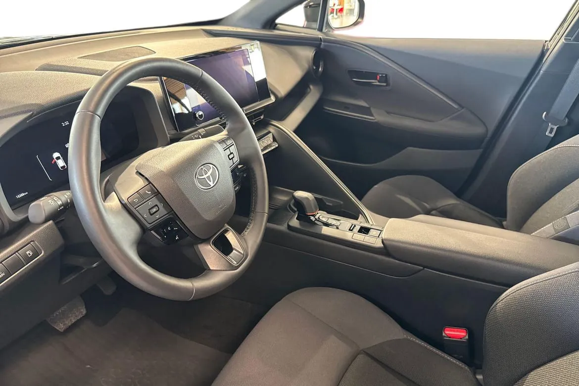 Vehicle image 13