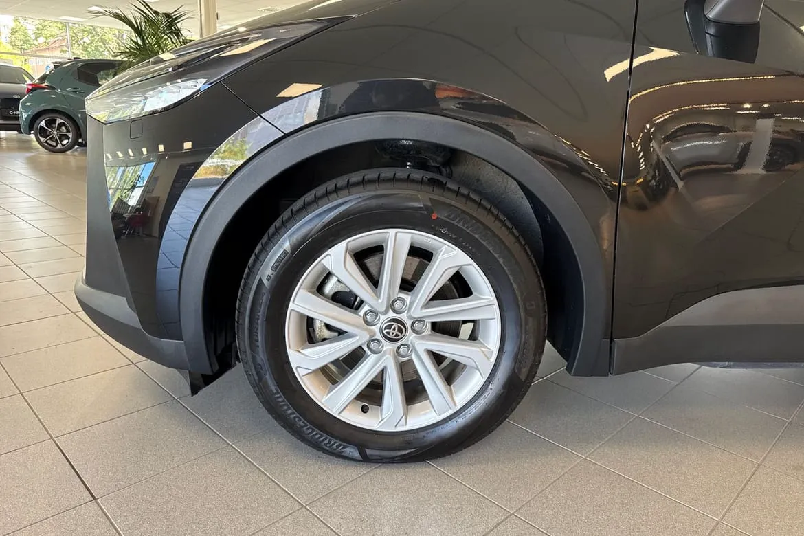 Vehicle image 16