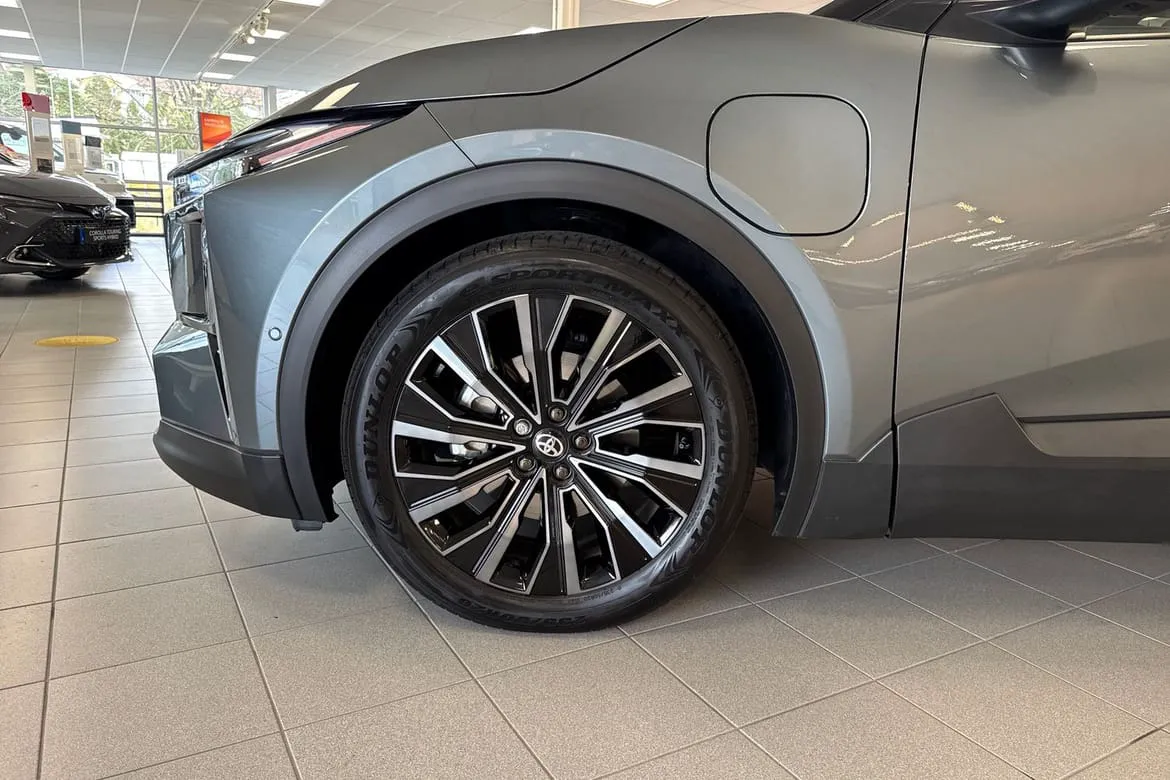 Vehicle image 16