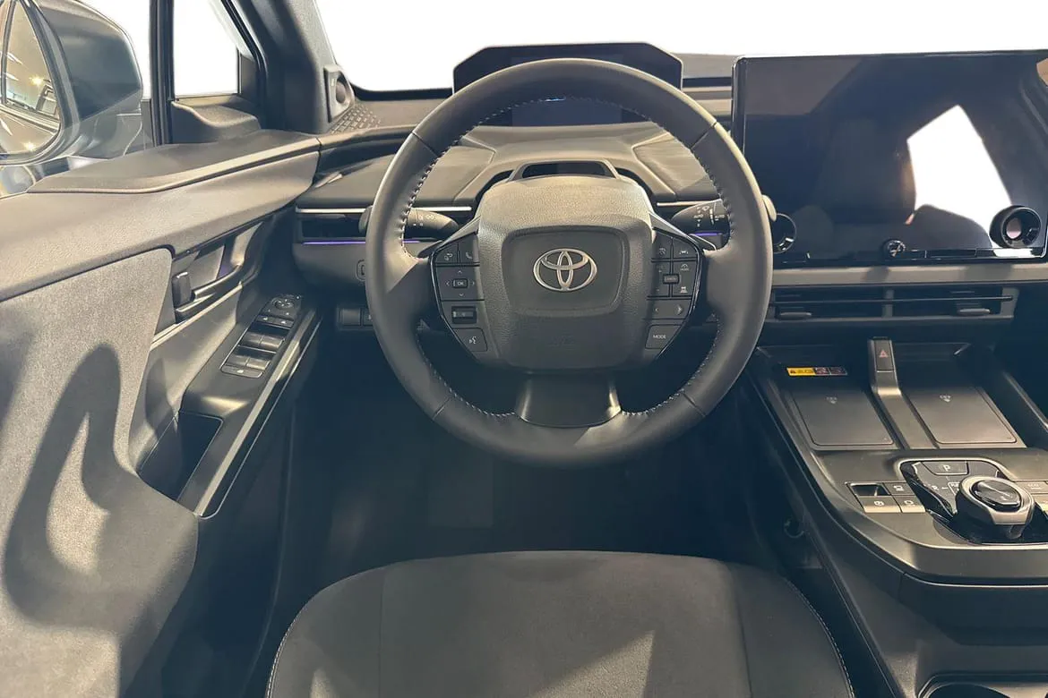 Vehicle image 10