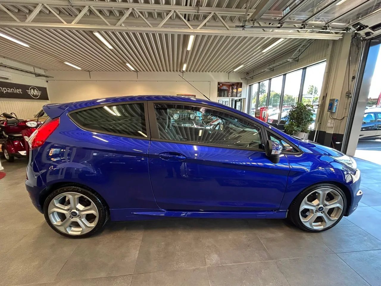 Vehicle image 8