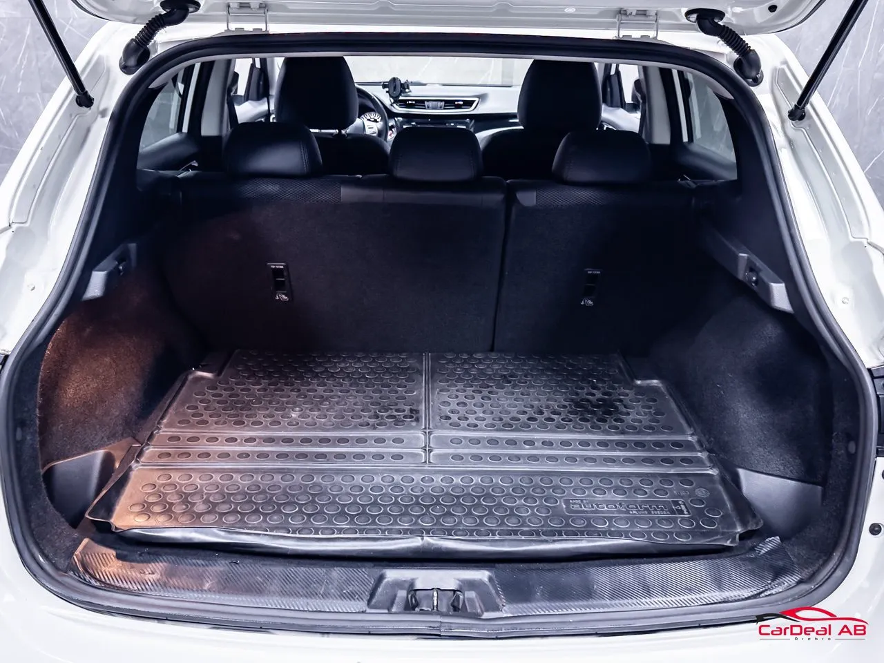 Vehicle image 16