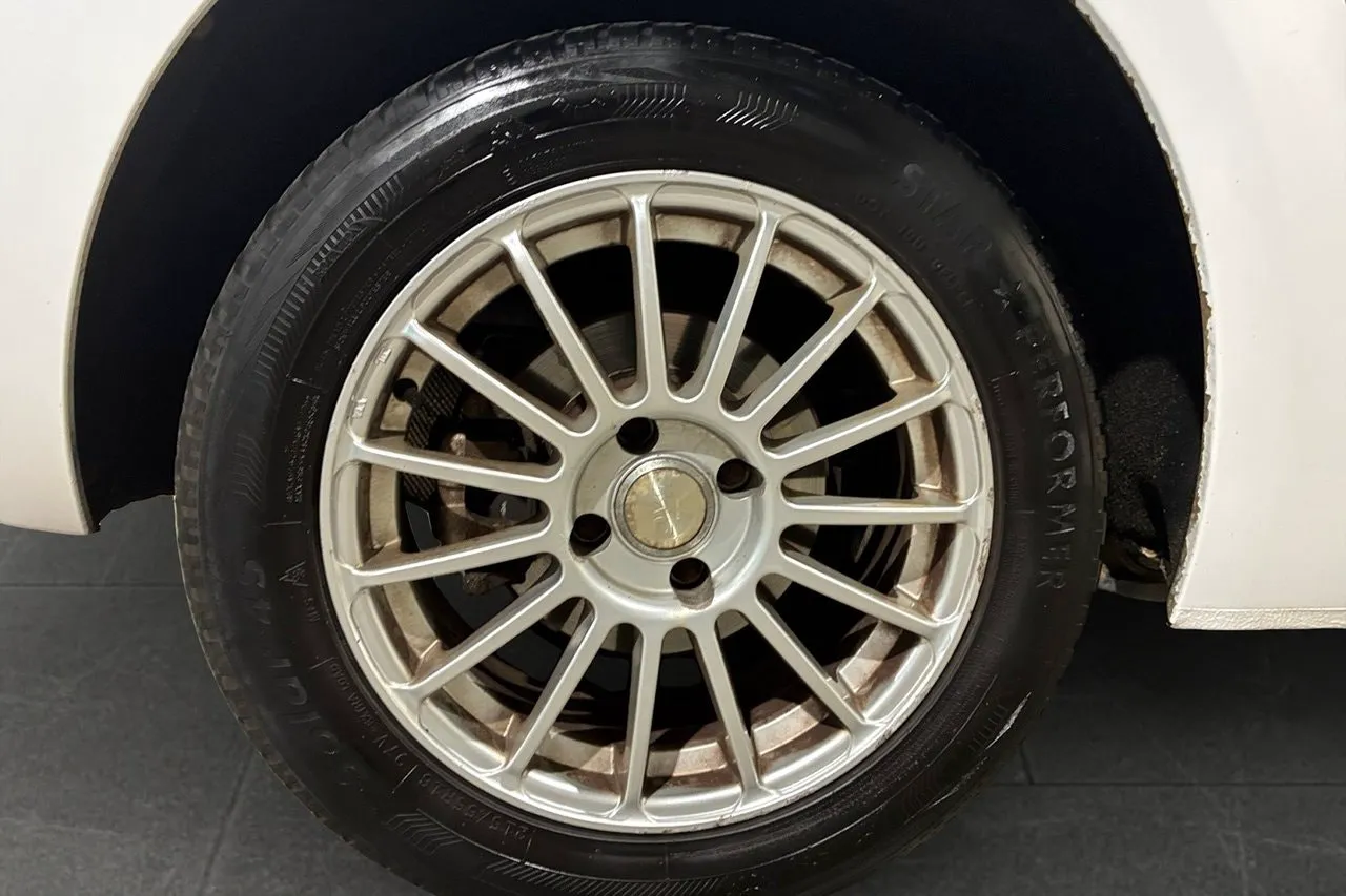 Vehicle image 16