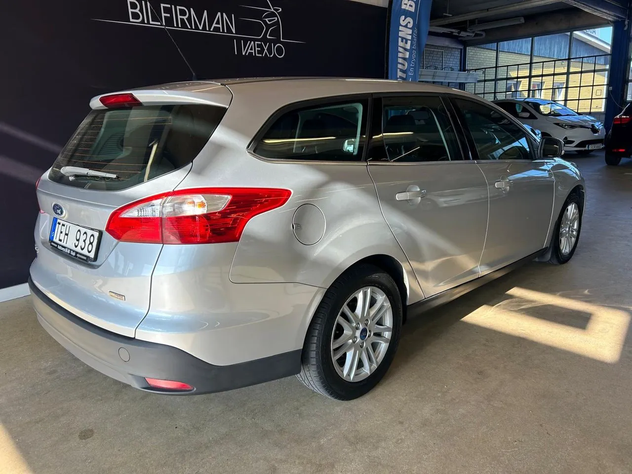 Vehicle image 4