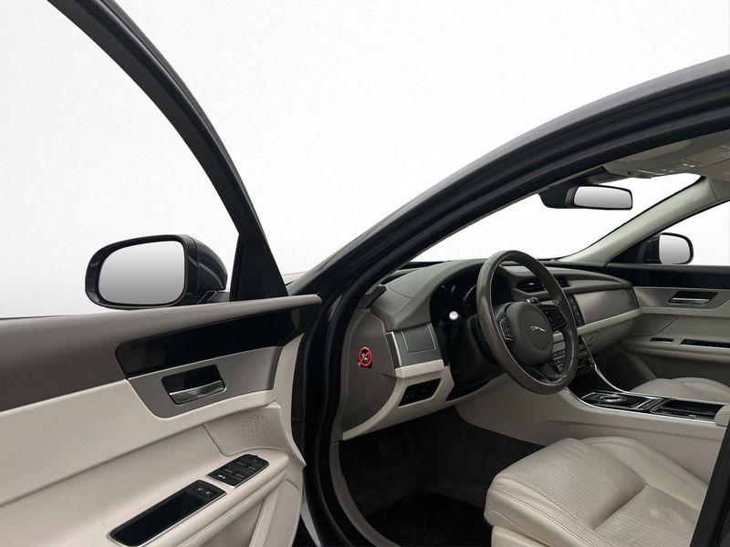 Jaguar XF bild 8