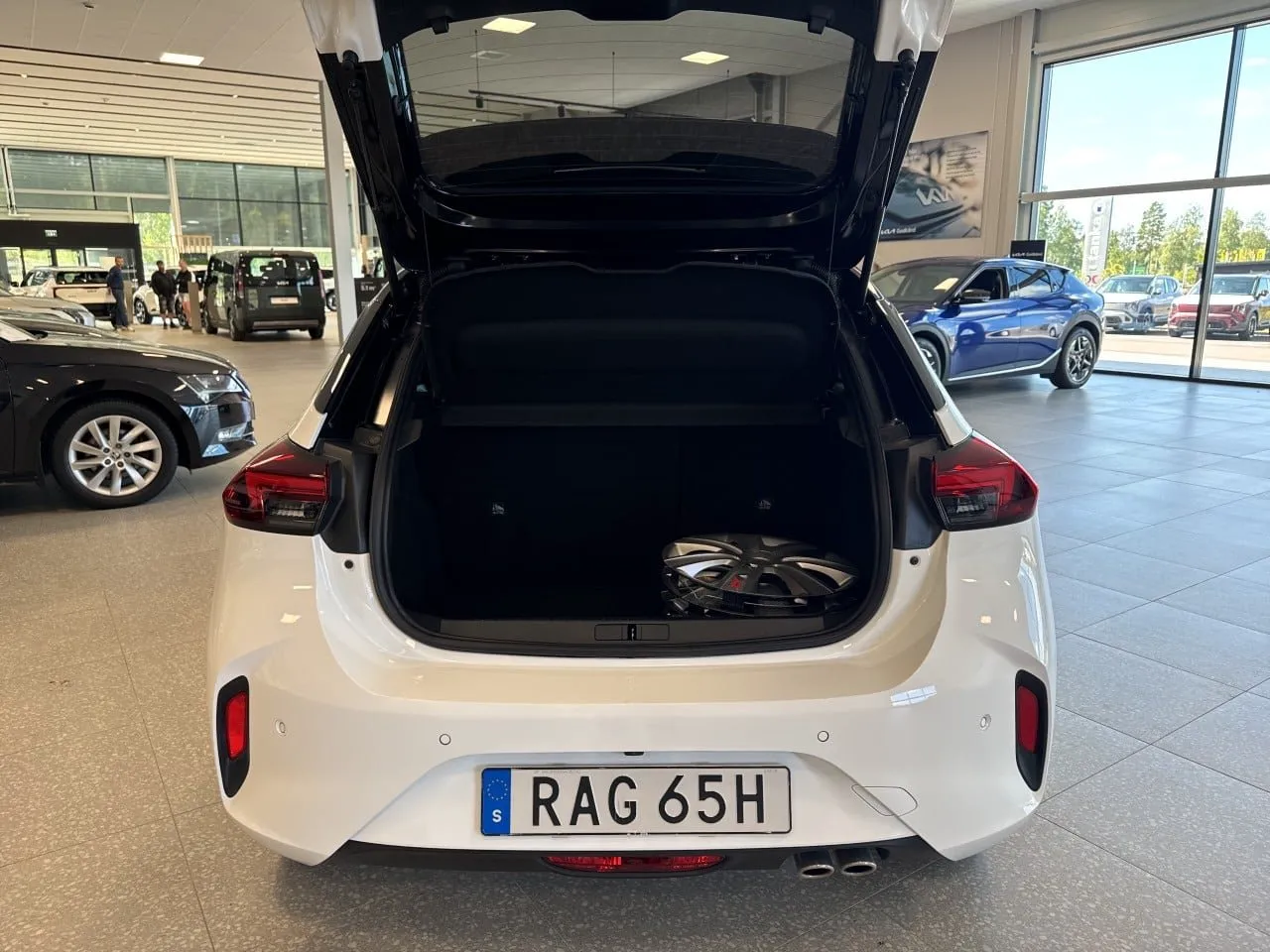 Vehicle image 13